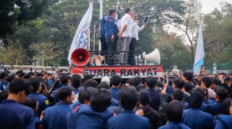 Stafsus Mensesneg Binbin Firman Tresnadi menemui Mahasiswa Universitas Trisakti yang menggelar aksi unjuk rasa di kawasan Patung Kuda Arjuna Wiwaha, Jakarta, Kamis (29/10/2026). [Suara.com/Alfian Winanto]