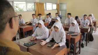 Parah Jadi Para, Gaji Jadi Gajih: Ketika Satu Huruf Mengubah Makna Bahasa