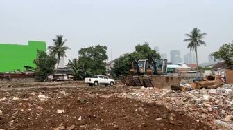 Titik Rawan Banjir Jaksel Dibenahi: Lumpur Kali Mampang Diangkat, Tanggul Diperkuat