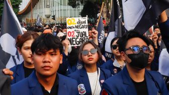 Sejumlah Mahasiswa Universitas Trisakti menggelar aksi unjuk rasa di kawasan Patung Kuda Arjuna Wiwaha, Jakarta, Kamis (29/10/2026). [Suara.com/Alfian Winanto]
