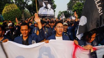 Sejumlah Mahasiswa Universitas Trisakti menggelar aksi unjuk rasa di kawasan Patung Kuda Arjuna Wiwaha, Jakarta, Kamis (29/10/2026). [Suara.com/Alfian Winanto]