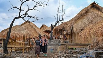 Pemandu wisata berbincang dengan wisatawan asing saat berkunjung ke Desa wisata adat Sade, Rembitan, Kecamatan Pujut, Praya, Lombok Tengah, NTB, Rabu (28/10/2026). [ANTARA FOTO/Ahmad Subaidi/nz]