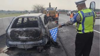Detik-detik Honda CR-V Membara di Tol Jomo: Pengemudi 61 Tahun Lolos dari Kepungan Api