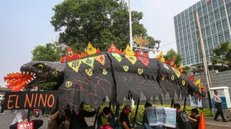 Godzilla El Nino Muncul di Aksi Keadilan Iklim Jakarta