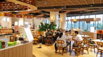 Suasana pengunjung saat menikmati hidangan di area kuliner Langit Nusantara di Senayan Park (Spark), Jakarta, Jumat (30/10/2026). [Suara.com/Alfian Winanto]