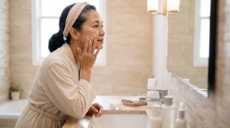 5 Moisturizer untuk Kencangkan Kulit Kendur Wanita Usia 50 Tahun ke Atas
