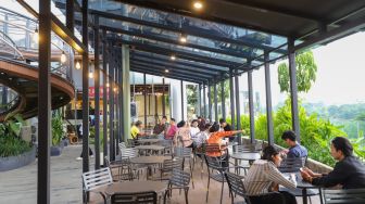 Suasana pengunjung saat menikmati hidangan di area kuliner Langit Nusantara di Senayan Park (Spark), Jakarta, Jumat (30/10/2026). [Suara.com/Alfian Winanto]