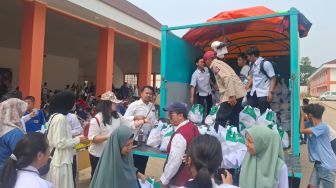 Peringati Setahun Sekolah Rakyat, Kemensos Salurkan 5.000 Paket Sembako di Sulsel