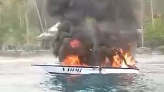 Kapal Angkut Turis Asing Meledak dan Terbakar di Nusa Penida