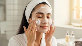 4 Hydrating Cleanser Buat Melembapkan Kulit yang Sedang Kering dan Sensitif