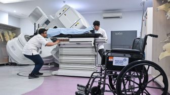 Petugas kesehatan mengoperasikan alat radioterapi linear accelerator (Linac) di gedung Aura Oncology Center, RSUD Pasar Minggu, Jakarta, Jumat (30/10/2026). [ANTARA FOTO/Sulthony Hasanuddin/bar]