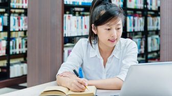 Bukan Anti-Bahasa Baku, Gen Z Hanya Belum Temukan Cara Belajar yang Relevan