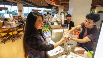 Pengunjung membeli makanan dan minuman di area kuliner Langit Nusantara di Senayan Park (Spark), Jakarta, Jumat (30/10/2026). [Suara.com/Alfian Winanto]