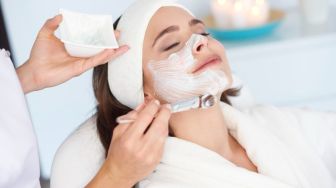 Segarkan Kulit Kusam! 4 Pilihan Masker Semangka untuk Wajah Cerah Berseri