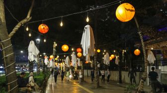 Dekorasi bertemakan hantu menghiasi jalur pejalan kaki di depan Hotel Le Meridien, Jalan Sudirman, Jakarta, Jumat (30/10/2026). [Suara.com/Alfian Winanto]