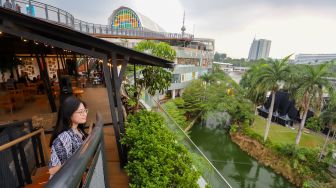 Pengunjung melihat pemandangan di area kuliner Langit Nusantara di Senayan Park (Spark), Jakarta, Jumat (30/10/2026). [Suara.com/Alfian Winanto]