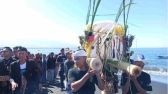 Belajar Menjaga Harmoni dengan Laut Lewat Tradisi Tetulak Tamperan