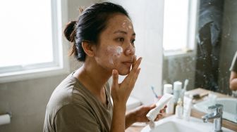 5 Sunscreen untuk Kulit Kering dan Kusam di Usia 40 Tahun ke Atas
