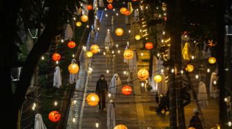 Dekorasi bertemakan hantu menghiasi jalur pejalan kaki di depan Hotel Le Meridien, Jalan Sudirman, Jakarta, Jumat (30/10/2026). [Suara.com/Alfian Winanto]