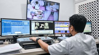 Petugas kesehatan mengoperasikan alat radioterapi linear accelerator (Linac) di gedung Aura Oncology Center, RSUD Pasar Minggu, Jakarta, Jumat (30/10/2026). [ANTARA FOTO/Sulthony Hasanuddin/bar]
