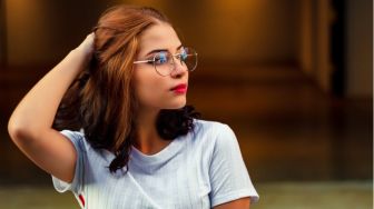 Melawan Tekanan Jam Sosial: Hak Perempuan Menentukan Pernikahan dan Masa Depan
