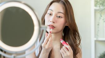 Tampil Pede! 5 Plump Lip Gloss untuk Bibir Penuh dan Berkilau
