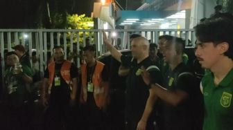 Sandera Bus Sendiri, Lepas Bus Lawan: Malam Horor Persebaya Diadili Bonek di GBT