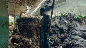 Tebing 10 Meter di Lumajang Runtuh, Ayah dan Anak 9 Tahun Tewas Tertimbun