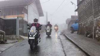 Sering Dilakukan Tanpa Sadar, 5 Kebiasaan Pemotor saat Hujan Ini Ternyata 'Undang' Maut