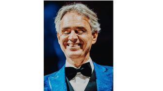 Konser di Borobudur, Andrea Bocelli Bawa Perdamaian & Misi Donasi 100.000 Sepatu Bagi Anak Palestina