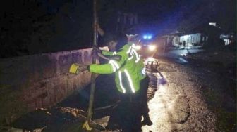 Jalan Ambles BanjarwangiSingajaya Sepanjang 15 Meter, Polisi Pasang Garis Pengaman