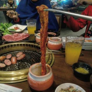 Menu daging Jepang dan sambal matah di restoran Shaburi & Kintan Buffet. (Suara.com/Nadila Nurwijayantri)