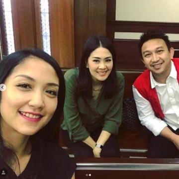 Augie Fantinus (paling kanan) sebelum menjalani sidang [Instagram/Adrianabustami]