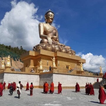 Patung Buddha Dortenma terbesar yang terbuat dari perunggu, di kota Thimphu [Cherie (IG: never_stop_exploriiing, youtu.be/KS9tb5q3x2o)].