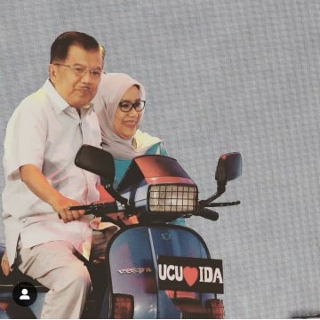 Wapres Jusuf Kalla mendapatkan Vespa Excel lawas nan mulus dari Paspampres [Instagram: @vespagraphy].