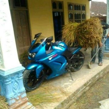 Motor sport yang dipaksa angkut barang. (Facebook/Otomotif.Garis.Keras)