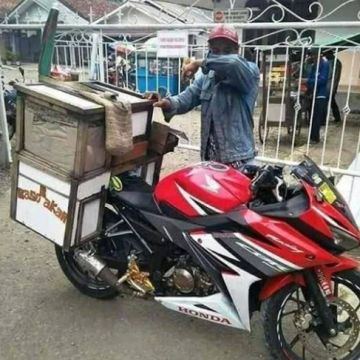 Motor sport yang dipaksa angkut barang. (Facebook/Otomotif.Garis.Keras)