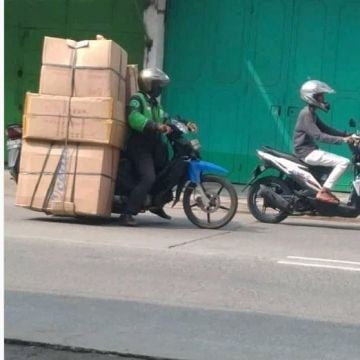 Deretan muatan dan penumpang ojol yang bikin salah fokus. (Instagram)