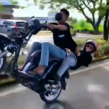 Ngeri! Viral Video Dua Sejoli Atraksi Motor, Kepala Hampir Sentuh Aspal (Twitter/campoorans)