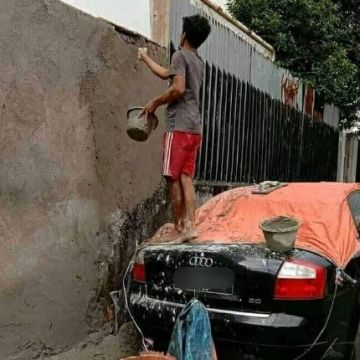 Viral potret mobil mewah jadi pijakan kuli bangunan. (Instagram)