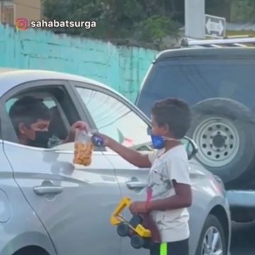 Anak Jalanan Main Bareng Bocah dari Dalam Mobil (Instagram)