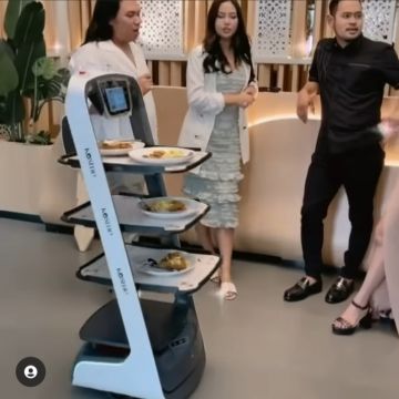 Gilang Widya Pramana bagikan makanan ke tamu pakai robot. [Foto: Instagram/ @shandypurnamasari]