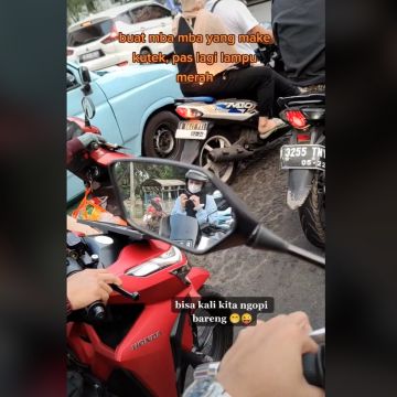 Pengendara Motor Wanita Pakai Kutek Saat Lampu Merah (TikTok)