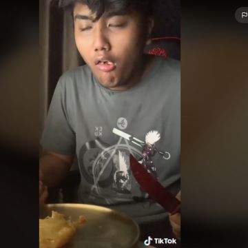 Viral Aksi Pria Coba Makan Telur Ular Dadar, Rasanya Diluar Dugaan (TikTok)