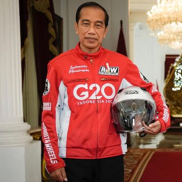 Presiden Jokowi saat parade pembalap MotoGP. (Instagram/@pramacracing)