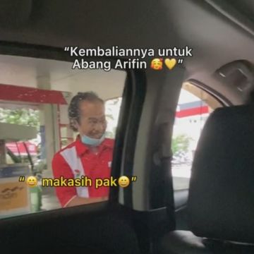 Pemobil yang isi bensin dengan jumlah ganjil. (TikTok/adebonbon)