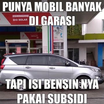 Potret mobil mahal isi BBM subsidi. (Facebook/Himputek)