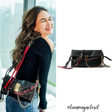 Potret Luna Maya memakai Prada Soft Sound Large Leather Shoulder Bag with Charms (Instagram/lunamayacloset)