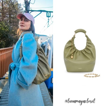 Potret Luna Maya memakai Loewe Medium Squeeze Bag in Mellow Nappa Lambskin (Instagram/lunamayacloset)