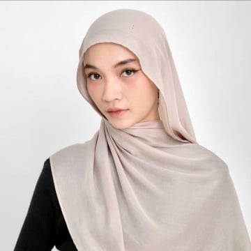 Rui Viscose Shawl dari Daissy, rekomendasi pashmina viscose yang ada di TikTok Shop (TikTok Shop/Daisy)